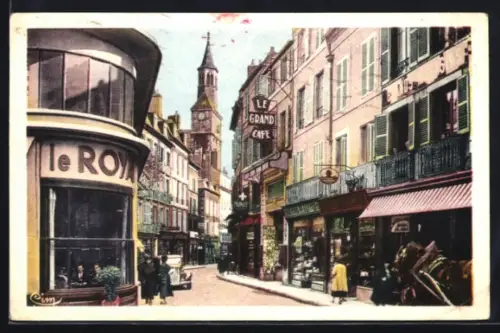 AK Nevers /Nièvre, Rue du Commerce avec Le Grand Café et l`église en arrière-plan