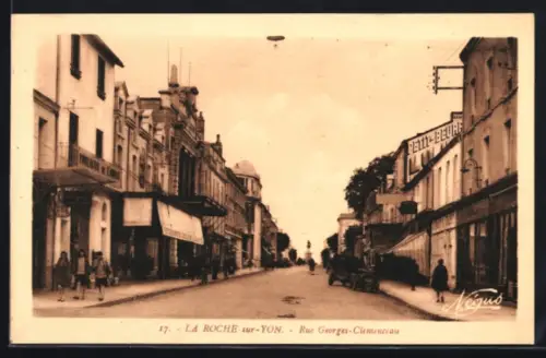 AK La Roche-sur-Yon, Rue Georges-Clemenceau avec passants et bâtiments commercants