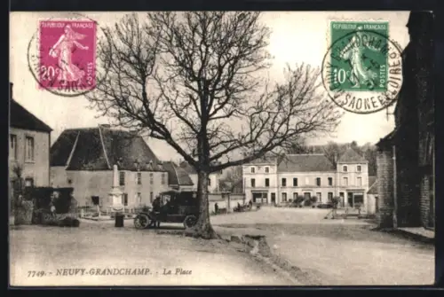 AK Neuvy-Grandchamp, La Place avec arbre central et voitures anciennes