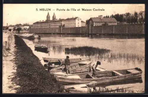 AK Melun, Pointe de l`Ile et Maison Centrale avec barques sur la rivière