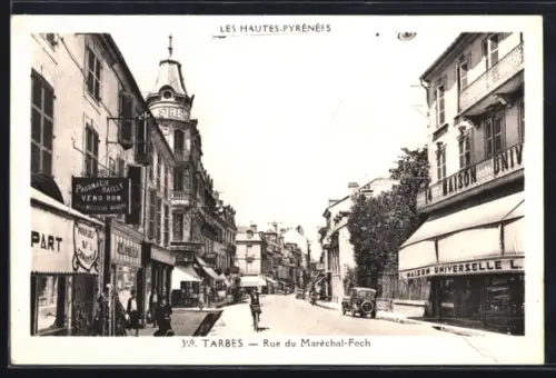 AK Tarbes, Rue du Maréchal-Foch animée avec commerces et voitures