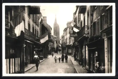 AK Coutances, Rue St-Nicolas avec drapeaux et vue sur l`église