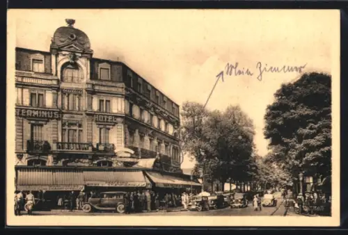 AK Dijon /Côte-d`Or, Terminus-Hôtel et Grande Taverne face à la gare avec voitures et passants