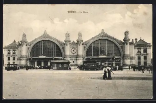 AK Tours, La Gare avec des passants et des voitures devant la facade majestueuse