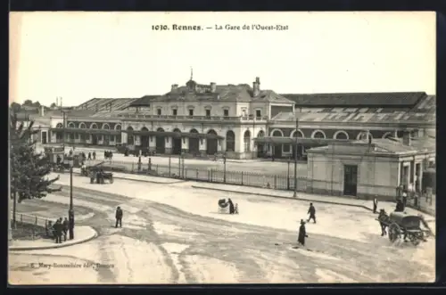 AK Rennes, La Gare de l`Ouest-État avec voitures et passants