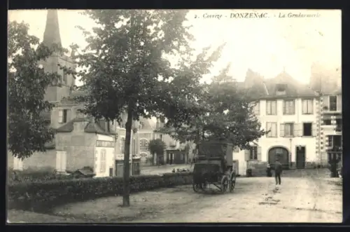 AK Donzenac /Corrèze, La Gendarmerie et la rue animée avec charette