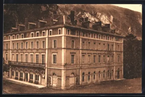 AK Eaux-Chaudes, Établissement Thermal entouré de montagnes majestueuses