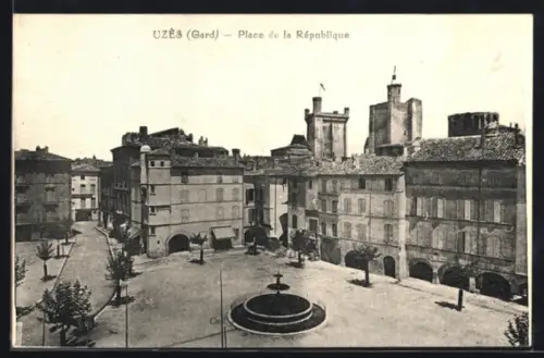 AK Uzès /Gard, Place de la République avec fontaine centrale