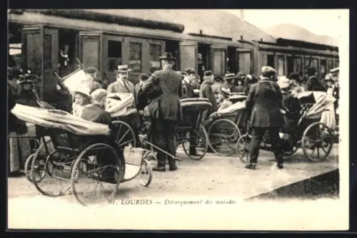 AK Lourdes, Débarquement des malades