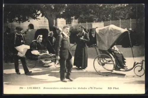 AK Lourdes, Brancardiers conduisant les Malades à la Piscine