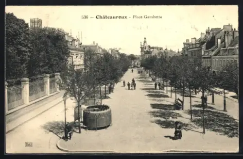 AK Châteauroux, Place Gambetta avec allée bordée d`arbres et passants