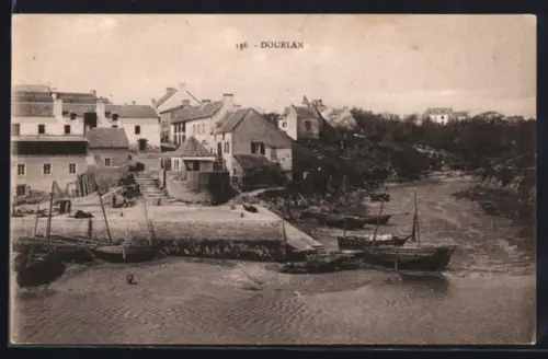 AK Douelan, Vue sur le quai avec bateaux amarrés et maisons en arrière-plan