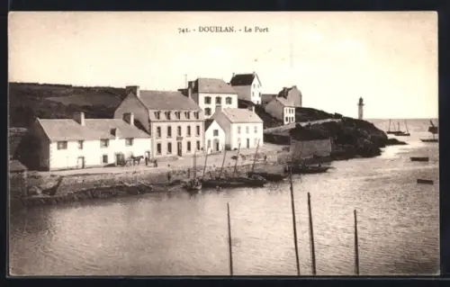 AK Douelan, Le Port et son phare au bord de l`eau