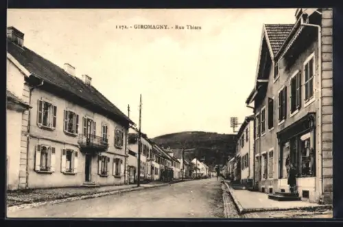 AK Giromagny, Rue Thiers avec vue sur les maisons et les collines en arrière-plan