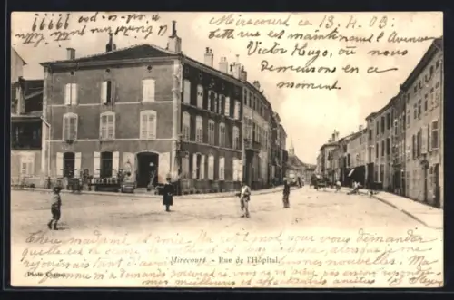 AK Mirecourt, Rue de l`Hôpital avec passants et bâtiments historiques