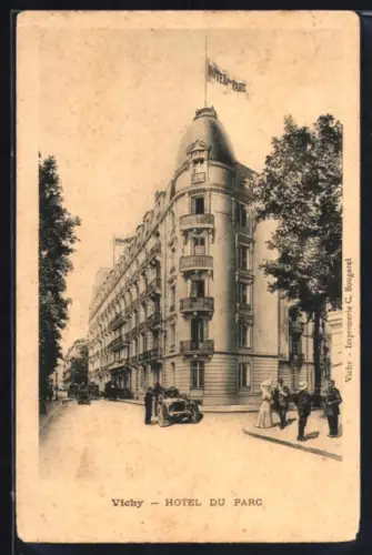 AK Vichy, Hôtel du Parc et passants élégants sur le boulevard