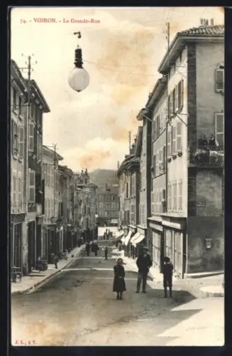 AK Voiron, La Grande-Rue animée avec passants et bâtiments alignés