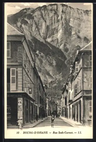 AK Bourg-d`Oisans, Rue Sud-Carnot avec vue sur la montagne majestueuse