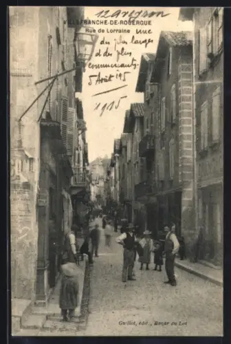 AK Villefranche-de-Rouergue, Rue de Lorraine animée avec passants et commerces