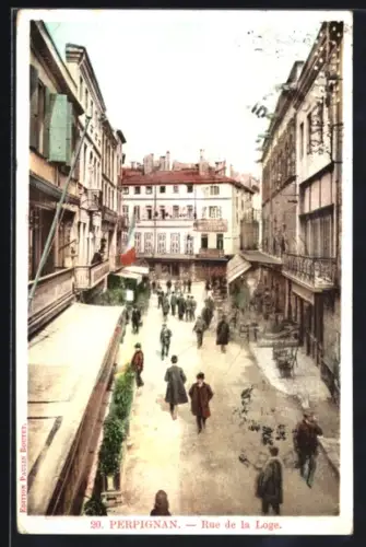 AK Perpignan, Rue de la Loge animée avec passants et bâtiments historiques