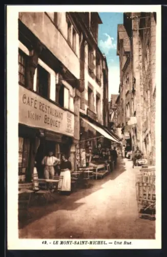 AK Le Mont-Saint-Michel, Une rue animée avec le Café Restaurant Victor Béquet