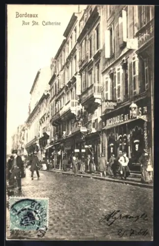 AK Bordeaux, Rue Ste. Catherine animée avec boutiques et passants