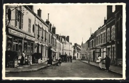 AK Jargeau /Loiret, Le Faubourg Berry mit Passanten und Geschäften entlang der Strasse