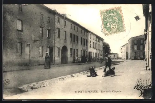 AK St-Just-la-Pendue, Rue de la Chapelle avec passants et enfants jouant