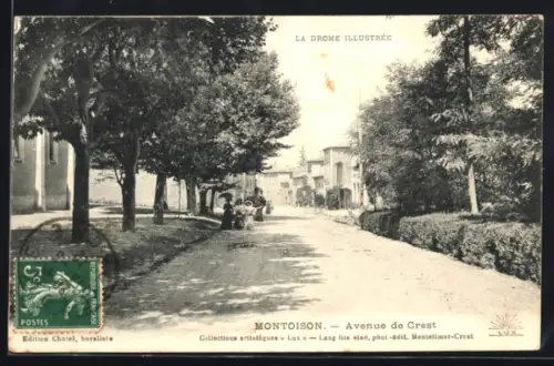 AK Montoison, Avenue de Crest animée avec passants et arbres ombragés
