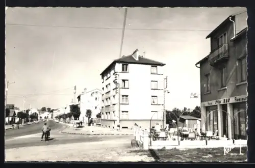 AK Brou-sur-Chantereine /S.-et-M., L`avenue Jean-Jaurès et café-restaurant au coin de la rue