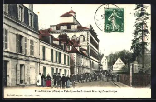 AK Trie-Château /Oise, Fabrique de Brosses Maurey-Deschamps avec passants sur la rue animée