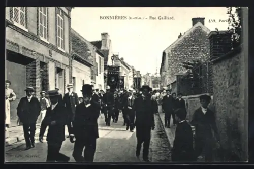 AK Bonnières /S.-et-O., Rue Gaillard avec une procession de villageois