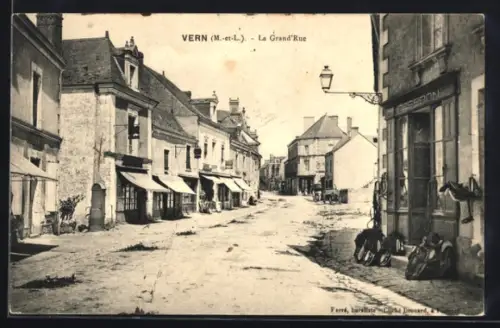 AK Vern /M-et-L, La Grand`Rue avec commerces et lampadaire