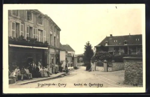 AK Saint-Julien-de-Civry, Route de Chevagny avec habitants devant le magasin