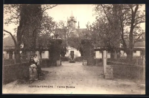 AK Ozoir-la-Ferrière, Ferme Modèle avec entrée arborée et personnage assis