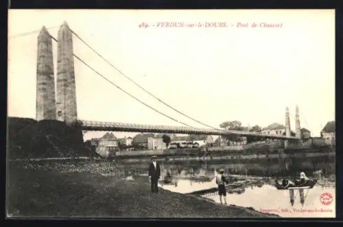 AK Verdun-sur-le-Doubs, Pont de Chaumot et vue du village avec habitants au bord de l`eau