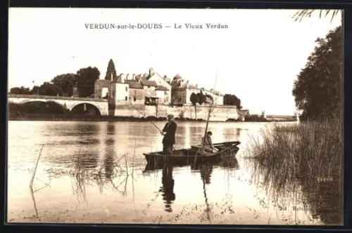 AK Verdun-sur-le-Doubs, Le Vieux Verdun avec un bateau sur la rivière