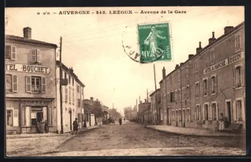 AK Lezoux, Avenue de la Gare avec hôtel Bouchet et rue animée