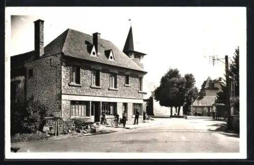 AK Le Lonzac /Corrèze, Place de l`Église avec bâtiments en pierre et arbres