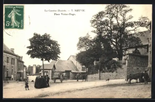 AK Neuvic, Place Victor-Hugo avec villageois et chevaux