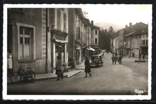 AK Tramayes /S-et-L., La Place centrale avec passants et voitures