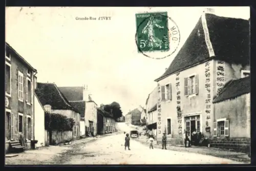 AK Ivry, Grande-Rue animée avec habitants et bâtiments anciens