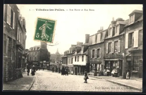 AK Villedieu-les-Poêles, Rue Haute et Rue Basse animées avec passants et maisons en pierre