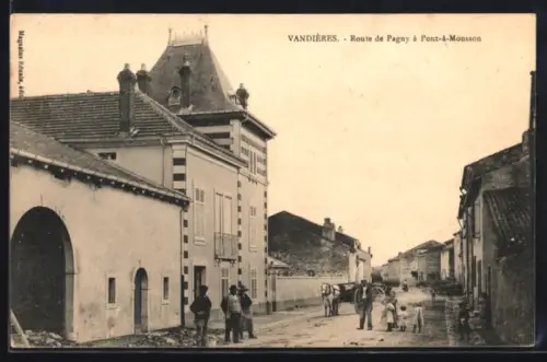 AK Vandières, Route de Pagny à Pont-à-Mousson avec passants et bâtiments historiques