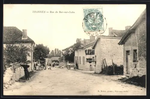 AK Trannes, Rue de Bar-sur-Aube animée avec habitants et maisons en pierre