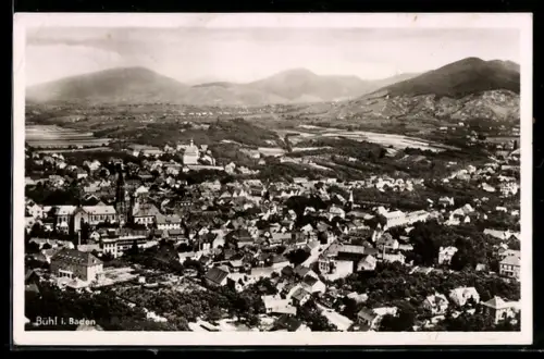 AK Bühl i. Baden, Stadtansicht mit Kirche und umliegender Landschaft