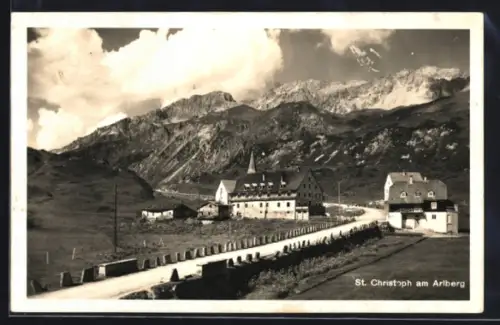 AK St. Christoph am Arlberg, Ortsansicht mit Landstrasse und Bergen
