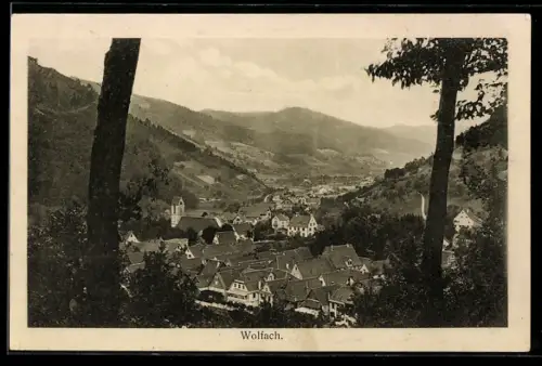 AK Wolfach, Ortsansicht im Tal mit Kirche und umliegenden Bergen