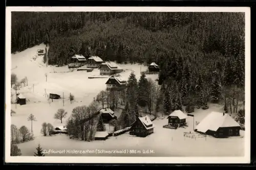 AK Hinterzarten /Schwarzwald, Verschneite Ortsansicht mit Häusern und Wald