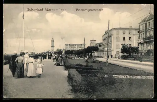 AK Warnemünde, Bismarckpromenade mit Anlagen, im Hintergrund der Leuchtturm